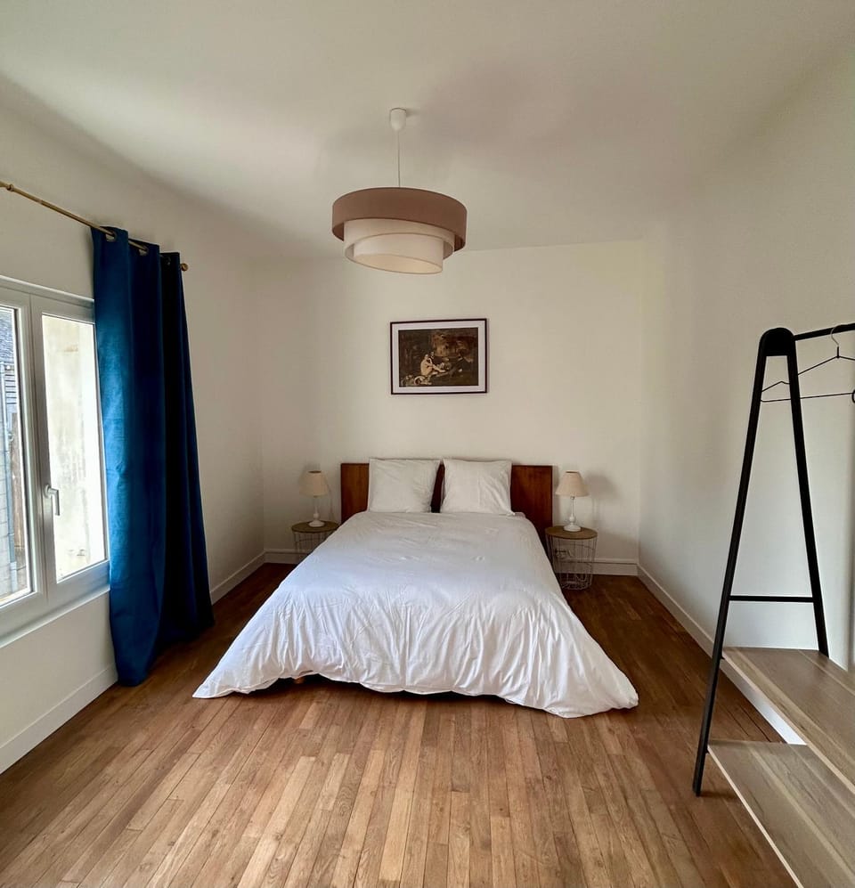 Photo of the whole room, Bedroom