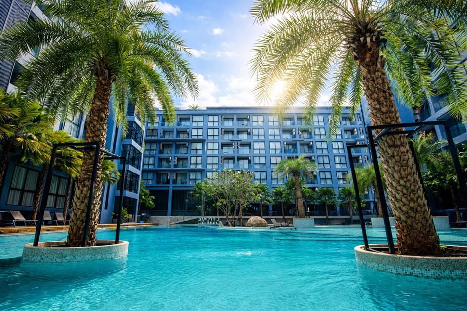 Property building, Pool view, Swimming pool, Swimming pool, sunbed