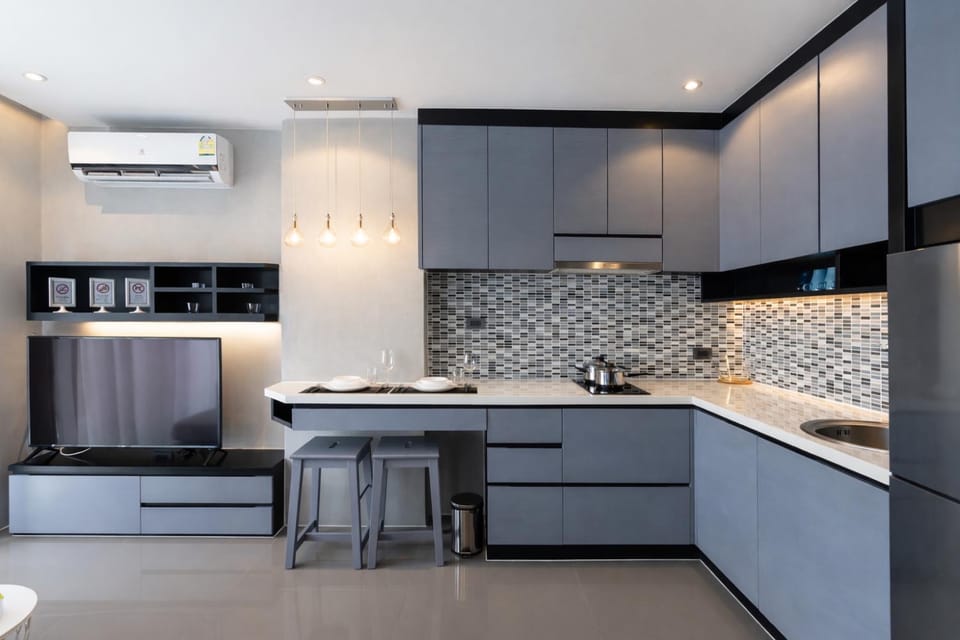 Coffee/tea facilities, Kitchen or kitchenette, stove, toaster
