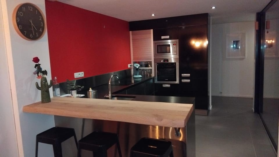 Kitchen or kitchenette, minibar