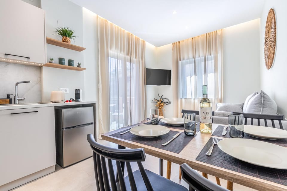 TV and multimedia, Kitchen or kitchenette, Living room, Seating area, Dining area