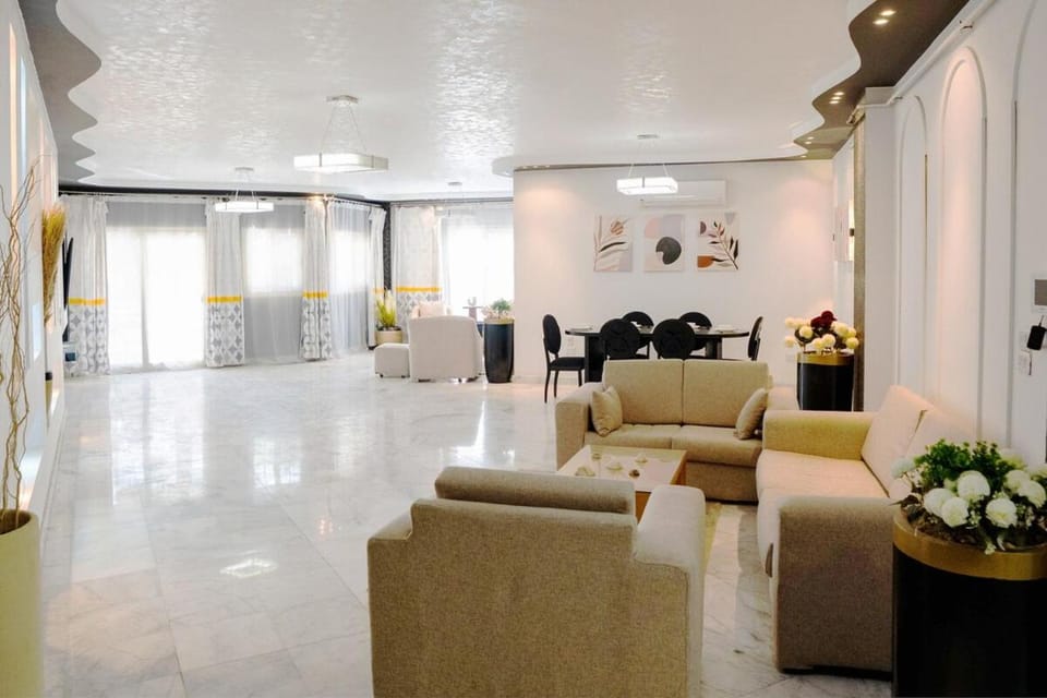 Chic 2BR Apt 8min to Airport Family& work ready Apartment in New Cairo City