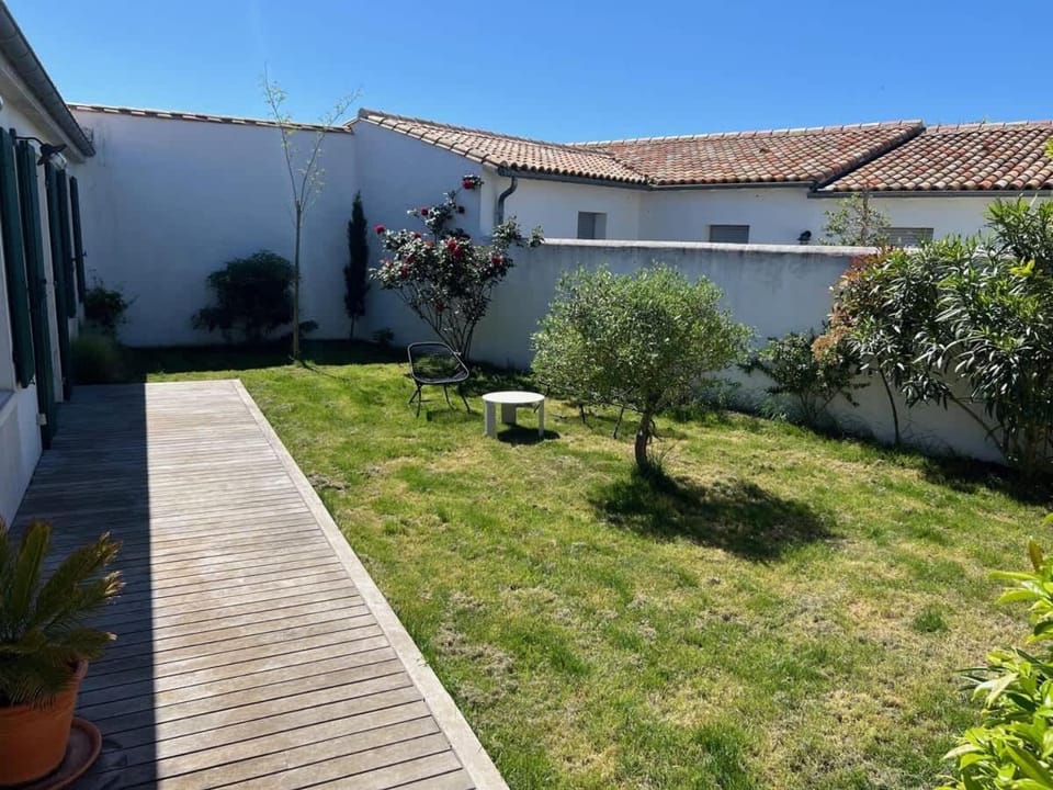 La Villa des Alouettes avec piscine chauffee House in Sainte-Marie-de-Ré