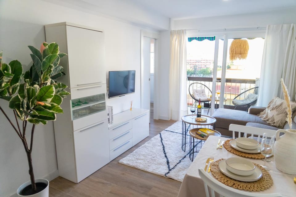 Apartamento con terraza y piscina junto a la playa Apartment in Torre del Mar