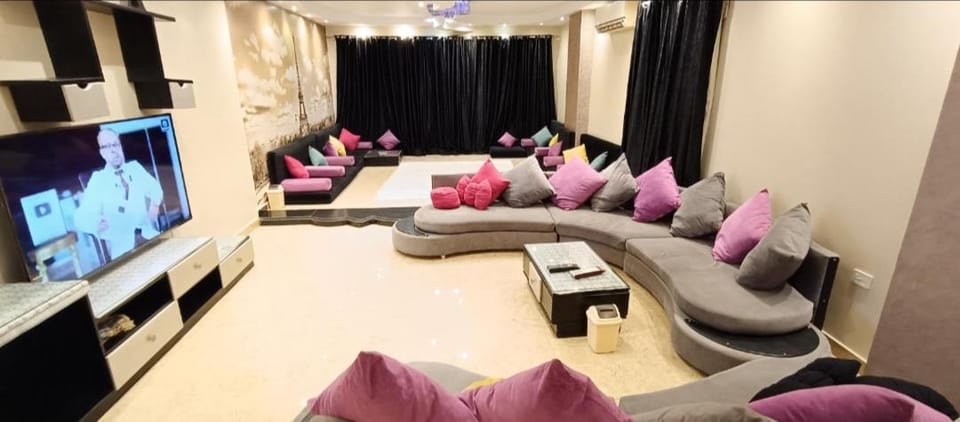 شقه فندقية فاخره بشارع الملك فيصل الرئيسي Apartment in Egypt