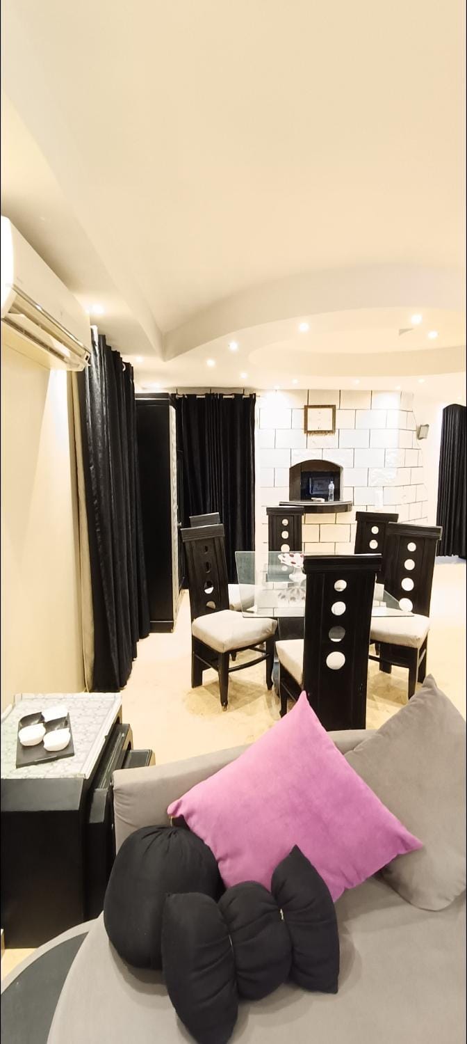 شقه فندقية فاخره بشارع الملك فيصل الرئيسي Apartment in Egypt