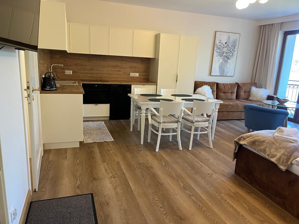 Living room, Seating area, Dining area, dishwasher, pet friendly