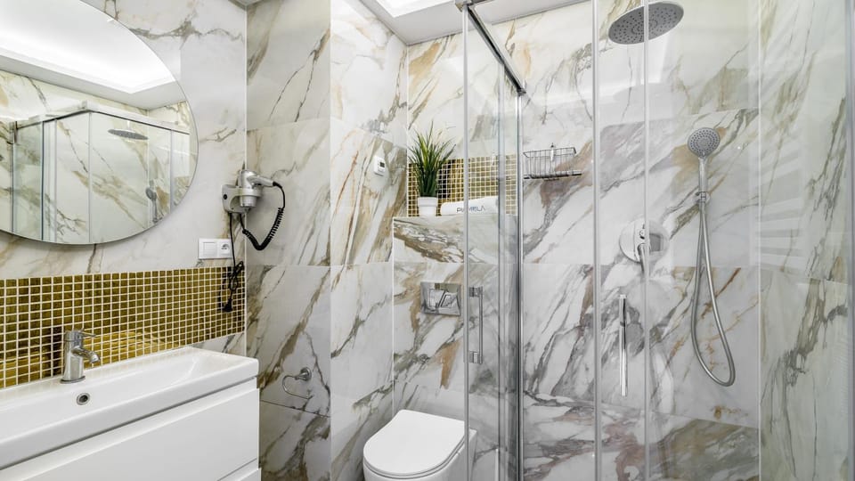 Shower, Toilet, Bathroom, towels