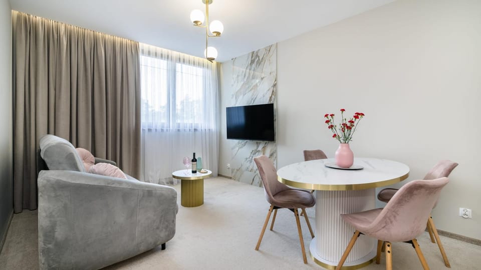 TV and multimedia, Living room, Seating area, Dining area
