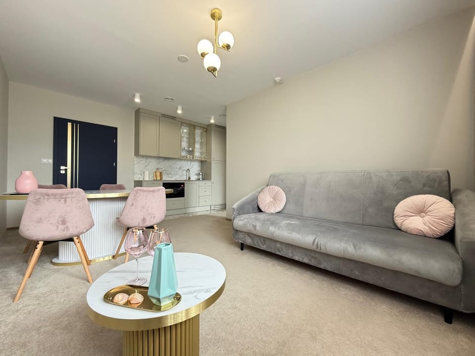Kitchen or kitchenette, Living room, Seating area, Dining area