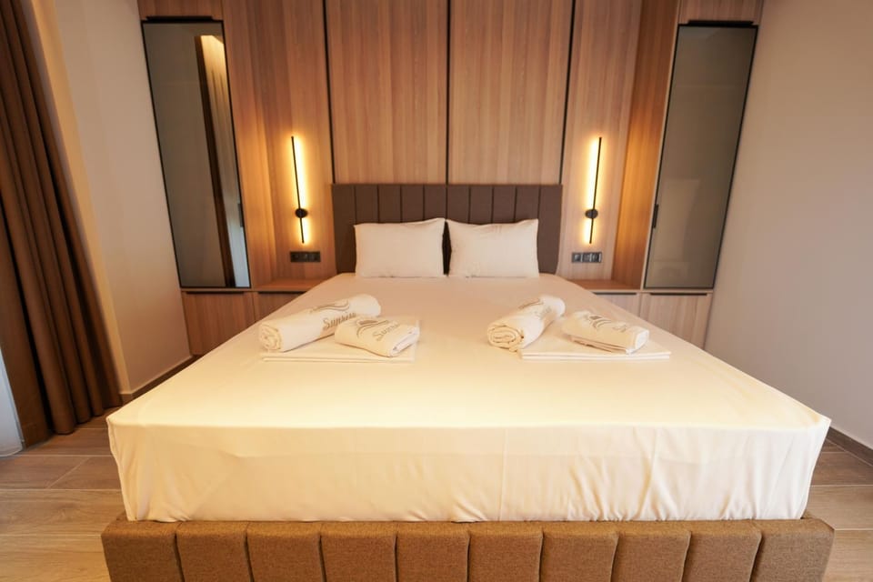 Bed, Bedroom, towels