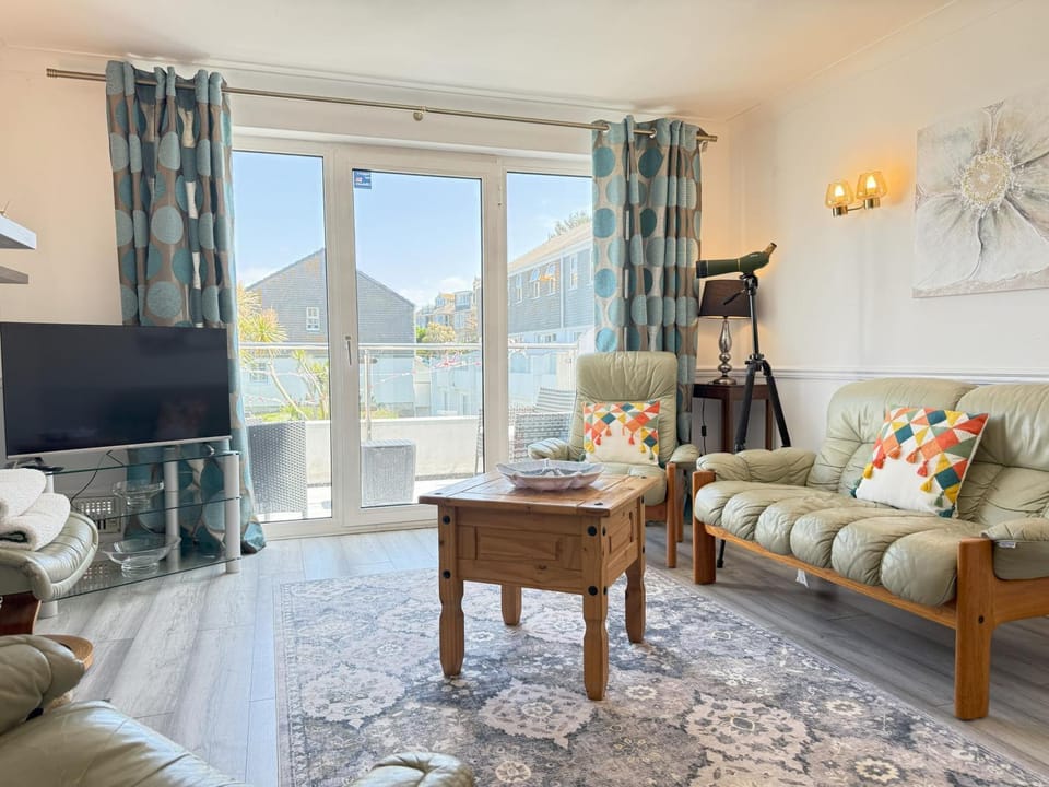 Property building, TV and multimedia, Living room