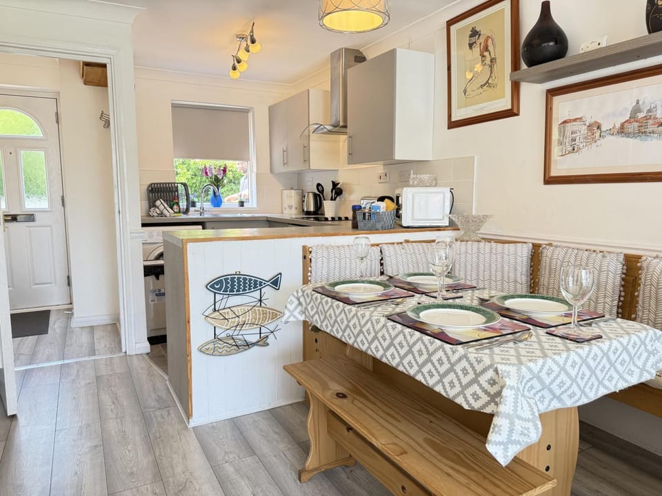 Property building, Kitchen or kitchenette, Dining area, stove, toaster