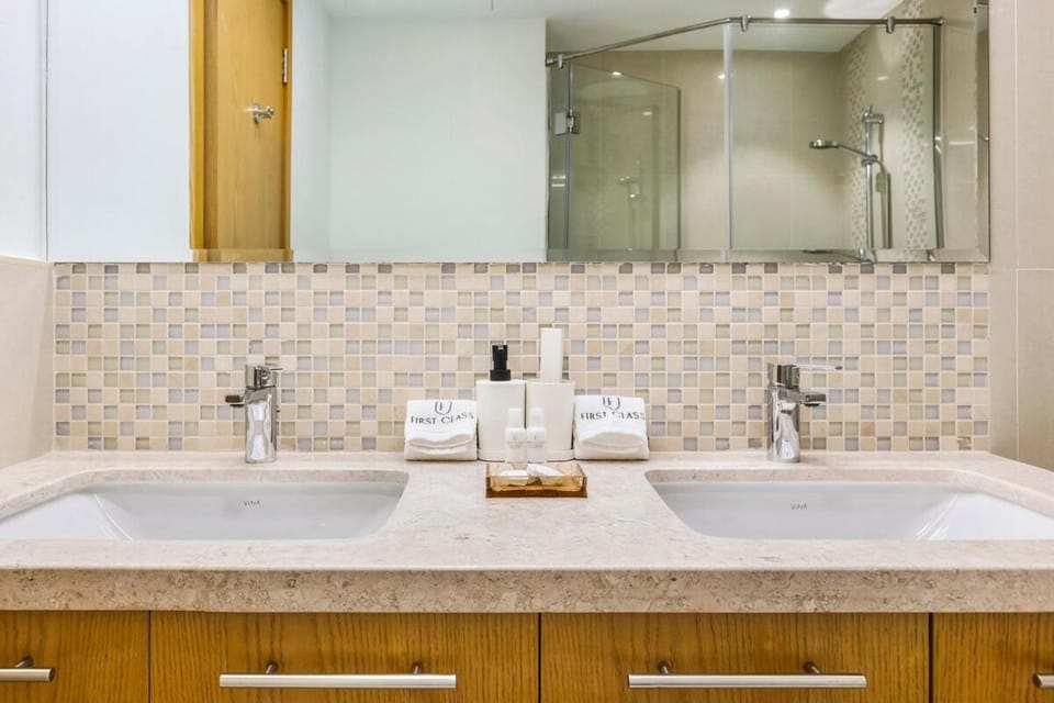 FIRST CLASS 2BR Downtown Glam Burj View Apartment in Dubai
