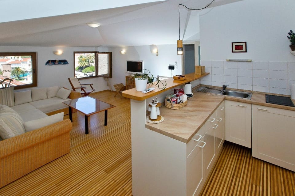 TV and multimedia, Kitchen or kitchenette, Living room