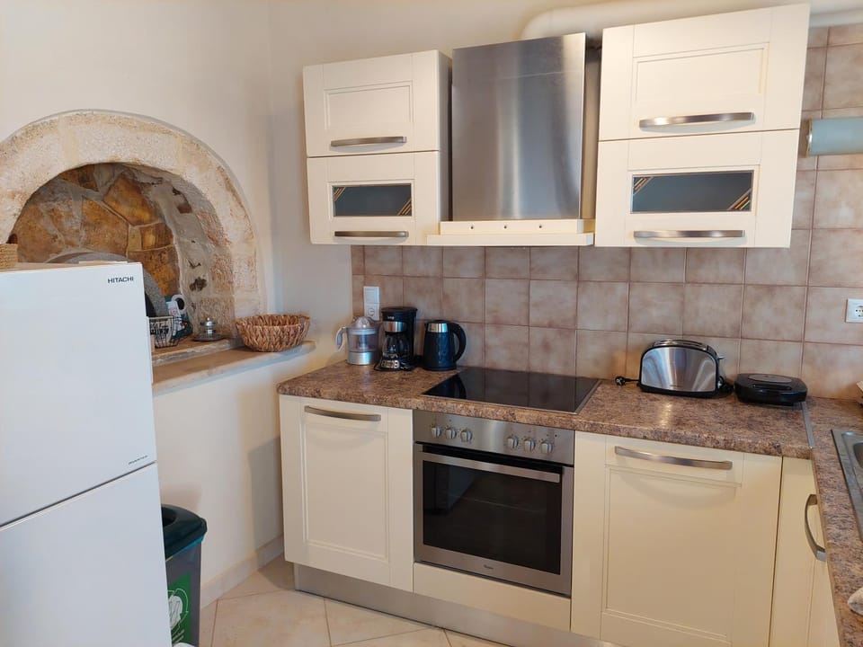 Coffee/tea facilities, oven, stove, toaster