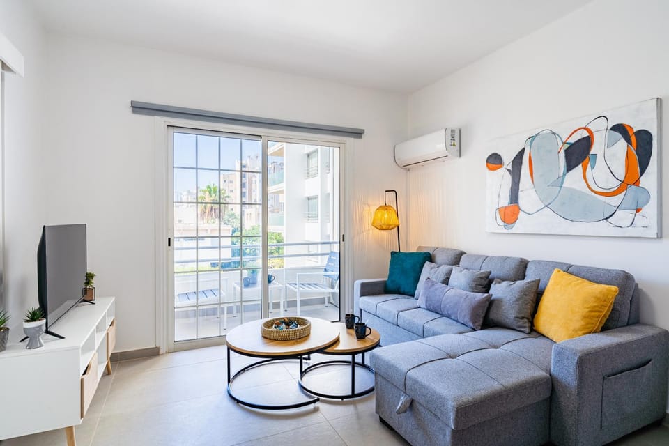 Communal lounge/ TV room, TV and multimedia, Living room, Seating area, air conditioner