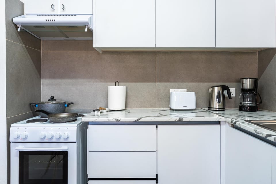 Coffee/tea facilities, Kitchen or kitchenette, stove, toaster