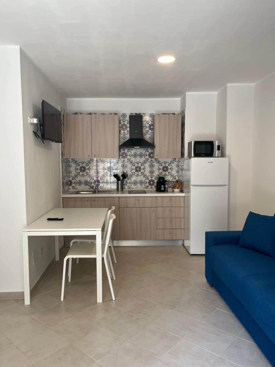 Kitchen or kitchenette, Living room, Dining area, oven, stove