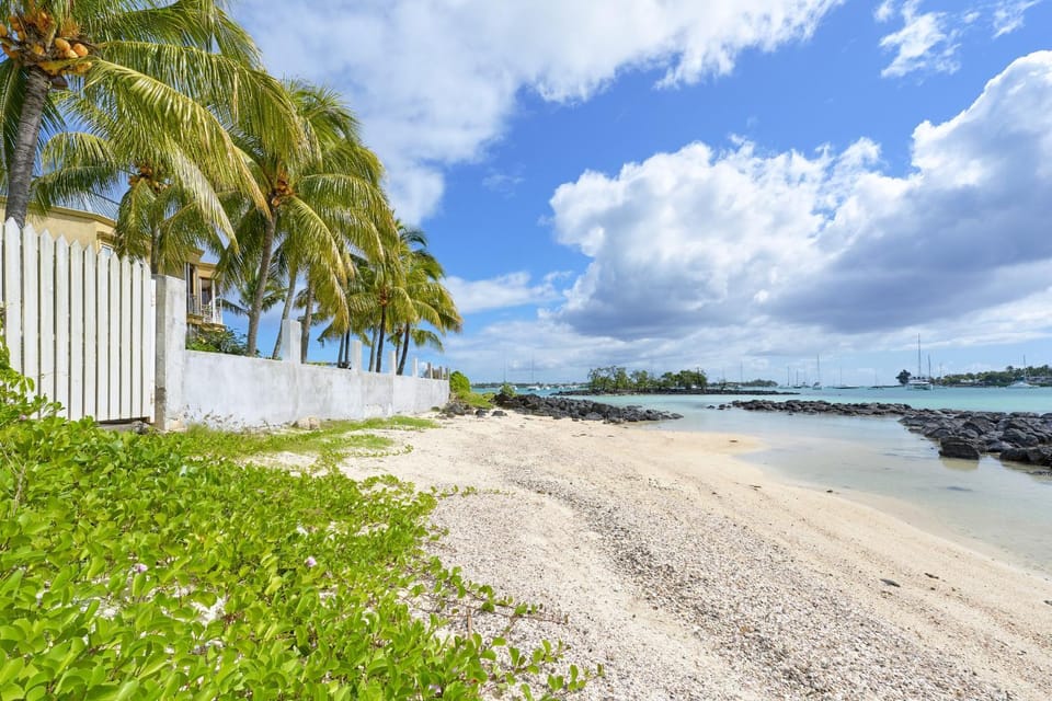 Ilot Bleu, beachfront flat, centre of Grand Baie Apartment in Grand Baie