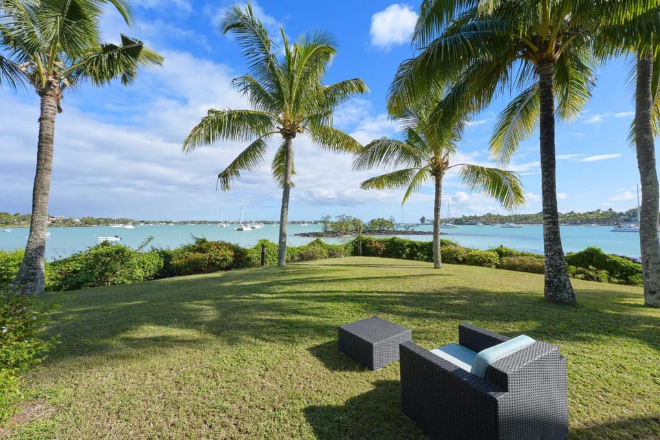 Ilot Bleu, beachfront flat, centre of Grand Baie Apartment in Grand Baie