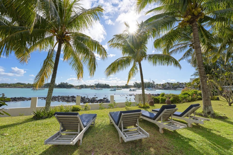 Ilot Bleu, beachfront flat, centre of Grand Baie Apartment in Grand Baie