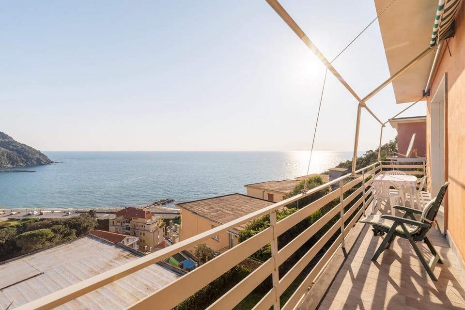 Vintage Ocean View with Fast WI-FI and Elevator to Town Apartment in Levanto