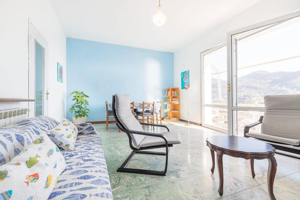 Vintage Ocean View with Fast WI-FI and Elevator to Town Apartment in Levanto