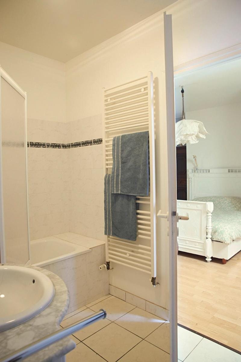 Shower, Toilet, Bathroom, Bath, towels