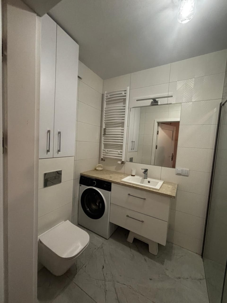 Shower, Toilet, Bathroom, towels, washing machine
