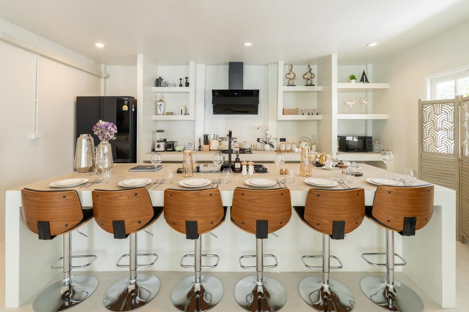 Kitchen or kitchenette, Food and drinks, Dining area, Drinks