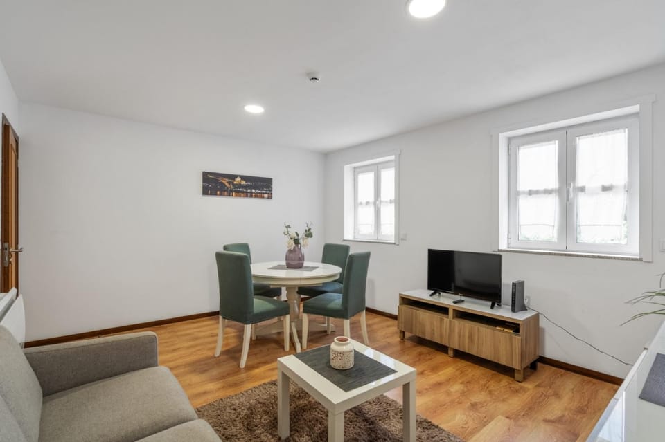 TV and multimedia, Living room, Seating area, Evening entertainment