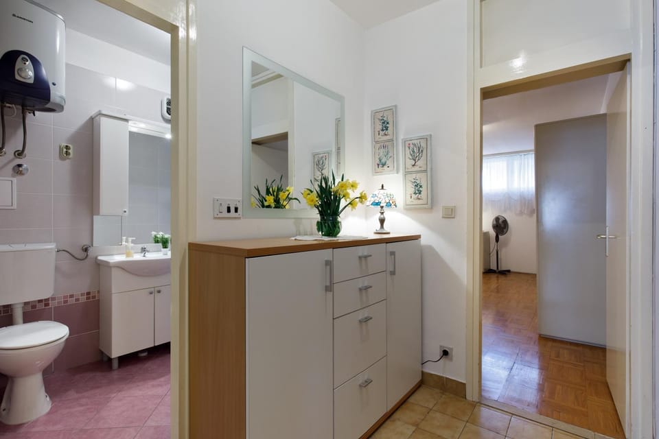 Spacious 2-bedroom apartment near city center - Nata Apartment in Split