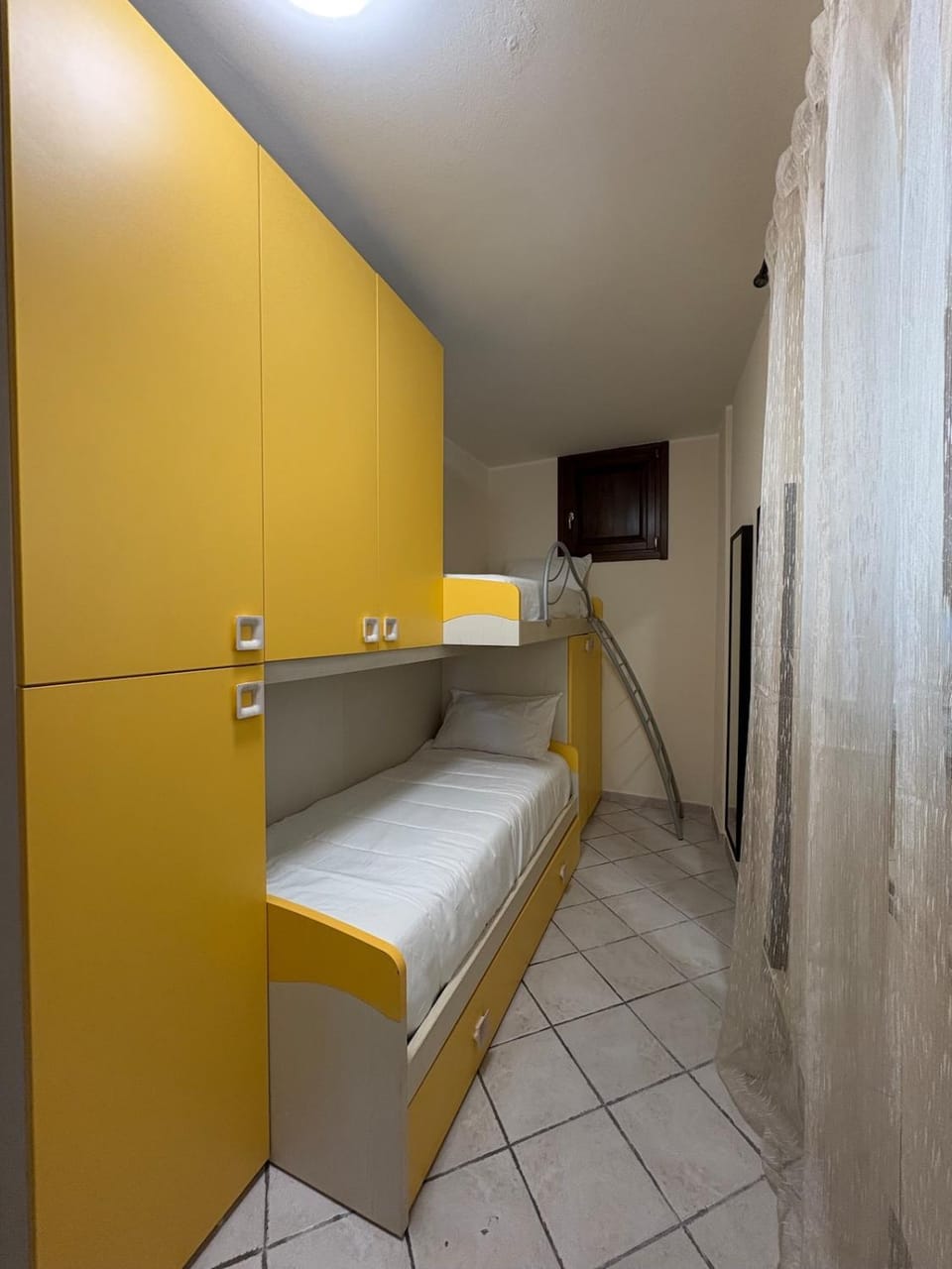 Bedroom, bunk bed