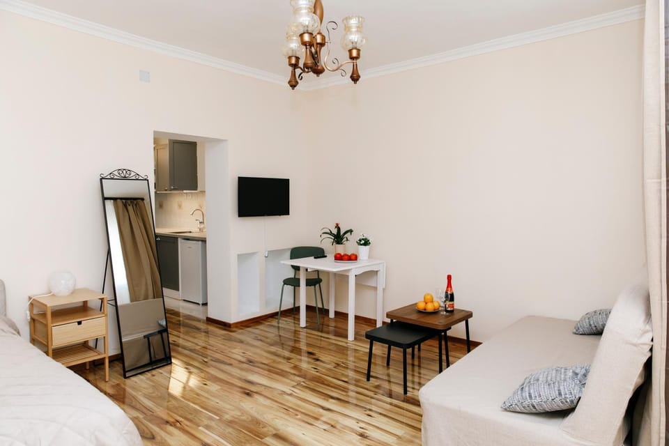 TV and multimedia, Living room, Photo of the whole room, Seating area, Dining area
