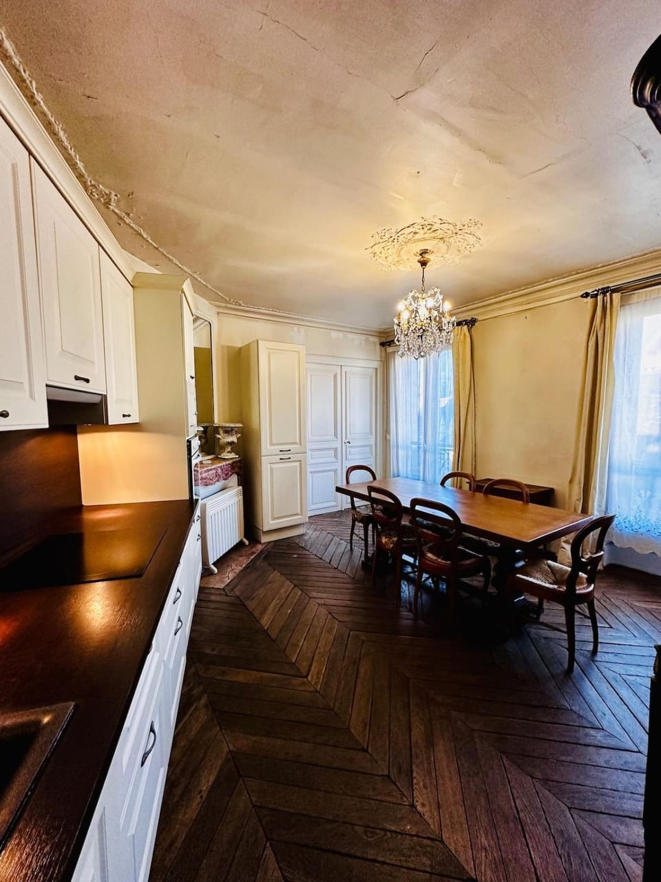 Kitchen or kitchenette, Dining area