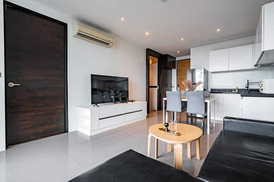 TV and multimedia, Kitchen or kitchenette, Living room, Other, Seating area, Dining area, stove, air conditioner