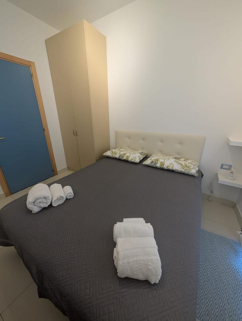 Photo of the whole room, Bedroom, towels