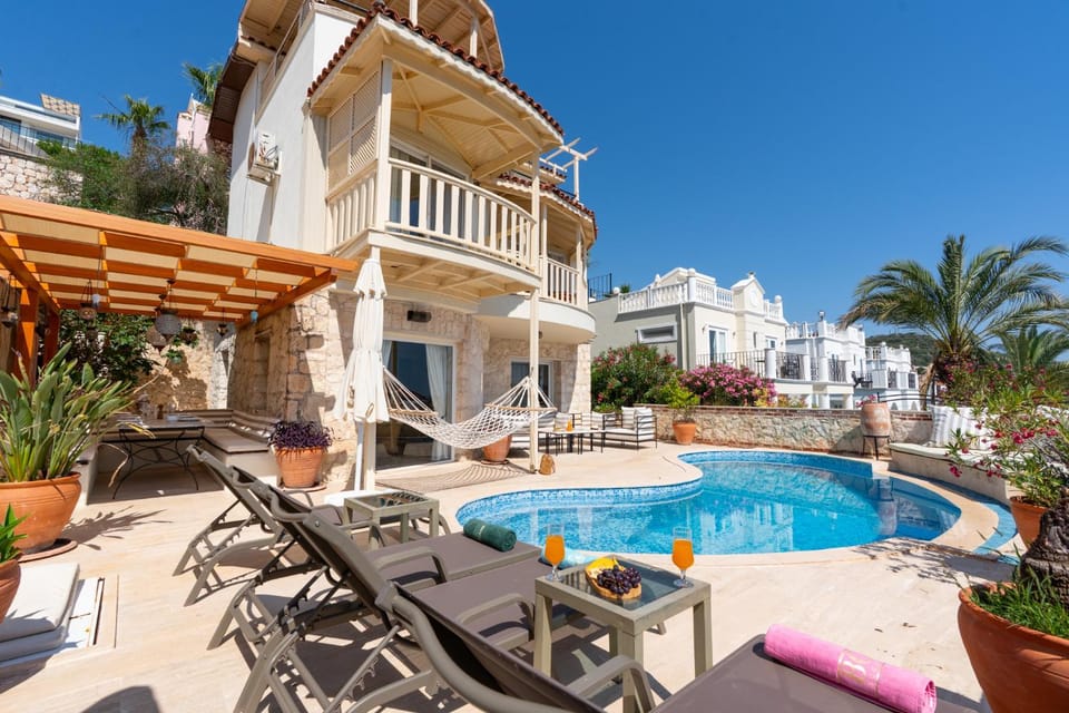 Property building, Day, View (from property/room), Pool view, Swimming pool, Swimming pool, sunbed