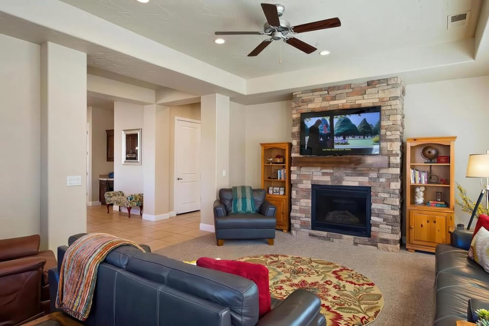 3BR Retreat w Pool Near Golf and Nature Sleeps 10 House in Washington