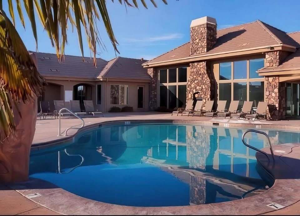 3BR Retreat w Pool Near Golf and Nature Sleeps 10 House in Washington