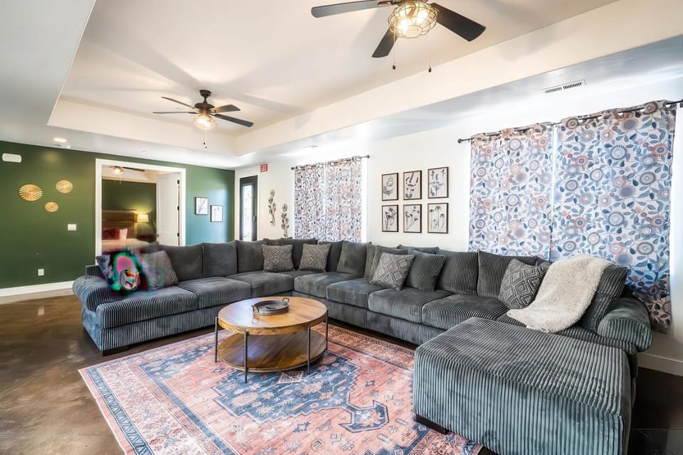 Spacious Oasis, Rooftop Views , Hot Tub, Sleeps 34 House in Hurricane