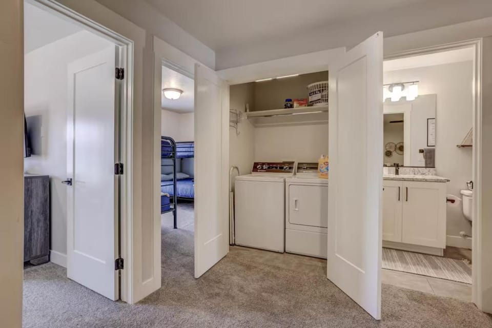 Serene Retreat by Zion Hot Tub Pool Fire Pit House in Washington