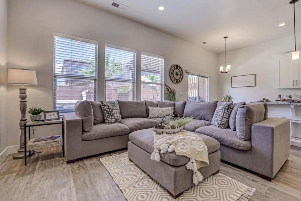 Serene Retreat by Zion Hot Tub Pool Fire Pit House in Washington