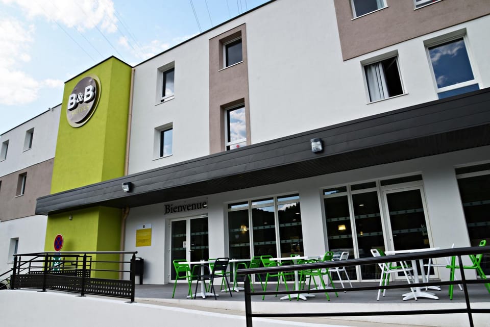 Property building, Patio, Facade/entrance, Day, Balcony/Terrace