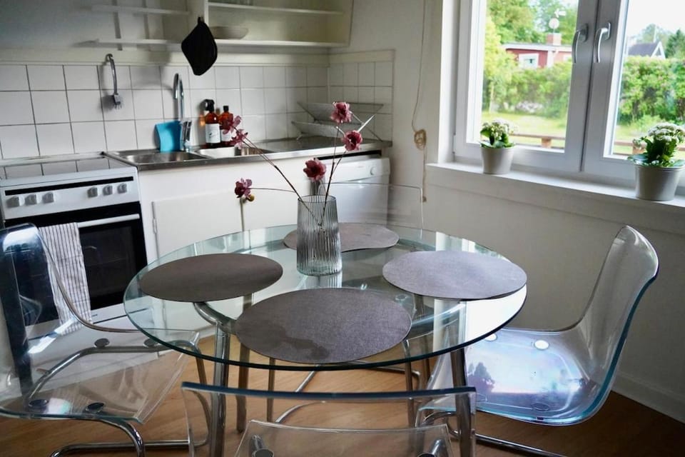 Kitchen or kitchenette, Dining area, stove