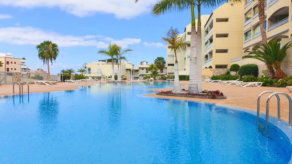 Property building, Balcony/Terrace, Swimming pool, Swimming pool