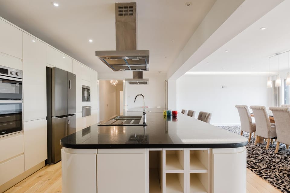 Cotswold Retreat Hot tub, Pool Table Sleeps 11 Apartment in West Oxfordshire District