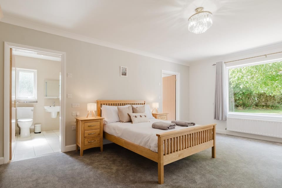 Cotswold Retreat Hot tub, Pool Table Sleeps 11 Apartment in West Oxfordshire District