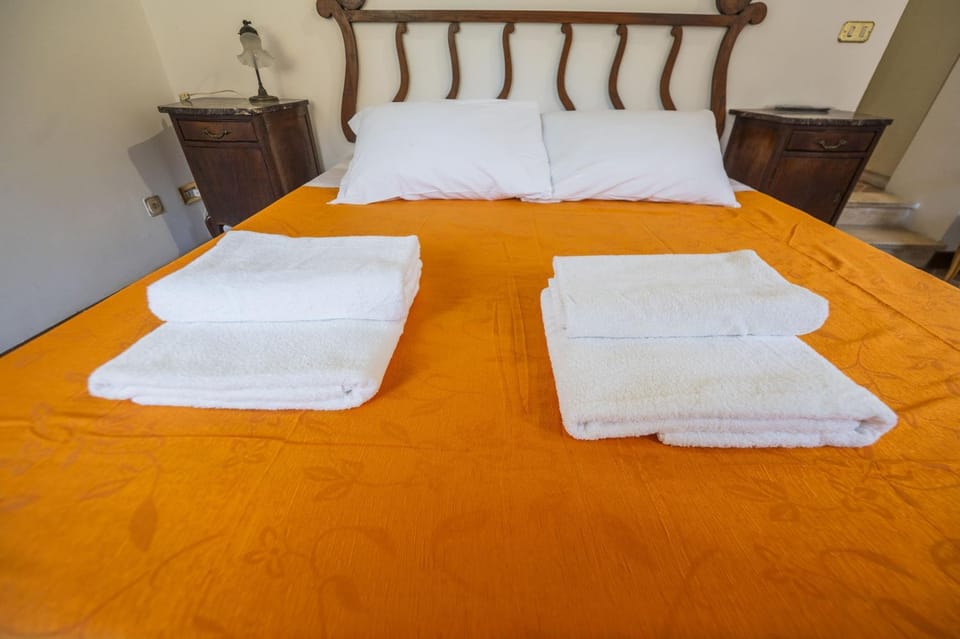 Bed, Photo of the whole room, Bedroom, towels